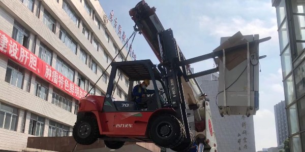 精密设备吊装哪家好？无尘气垫搬运有什么作用？